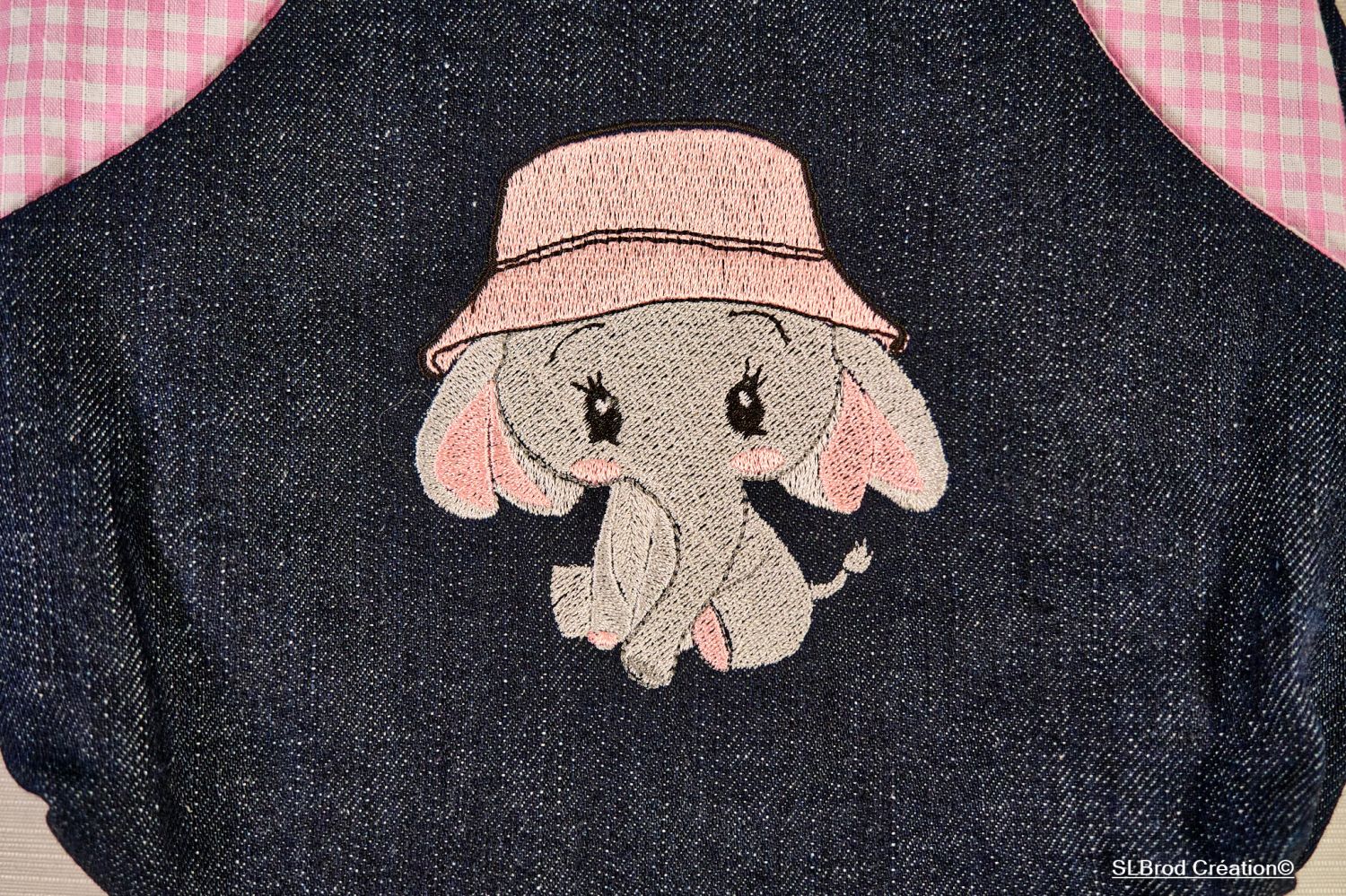 Mochila de criança bordada com chapéu rosa, personalizável