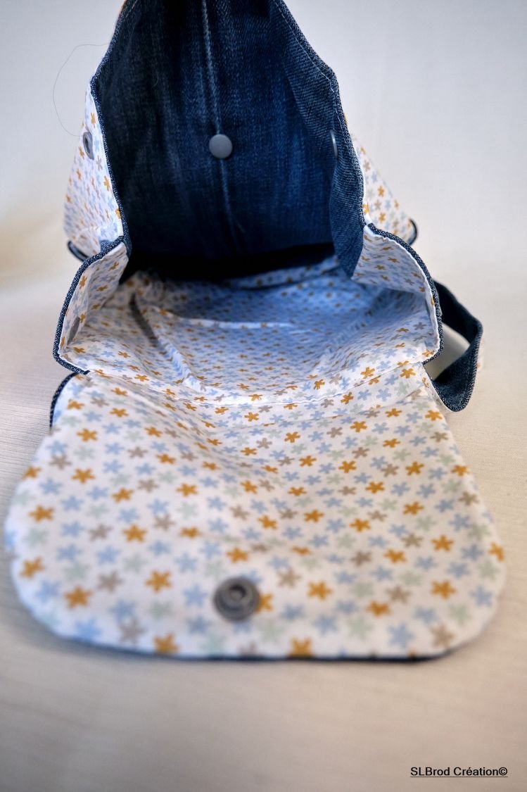 Mochila de criança bordada com chapéu azul, personalizável
