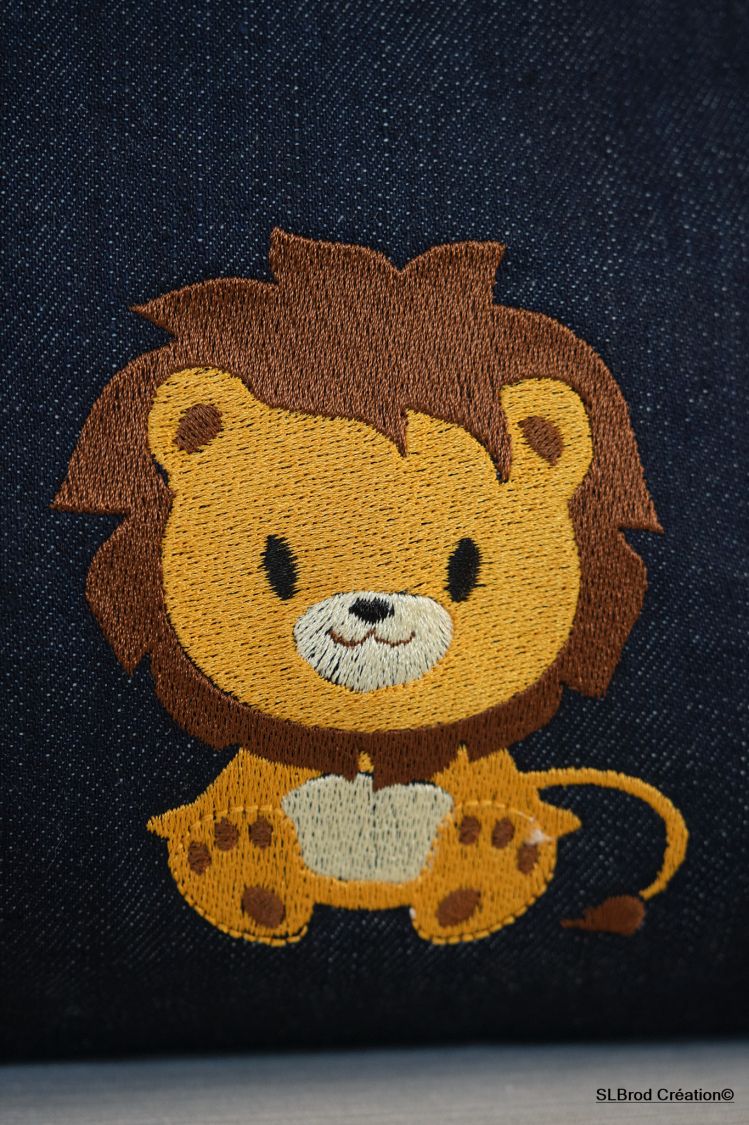 Mochila de criança bordada com leão e baobá para ser personalizada