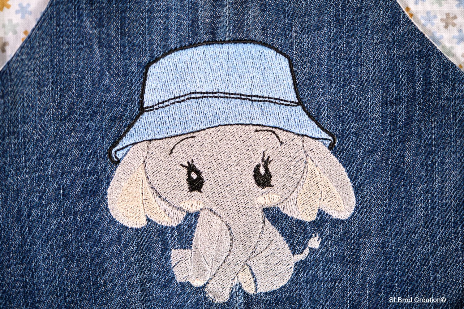 Mochila de criança bordada com chapéu azul, personalizável