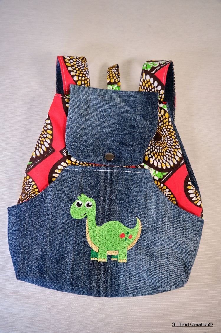 Mochila de criança bordada com dinossauro e cera para ser personalizada com o seu nome