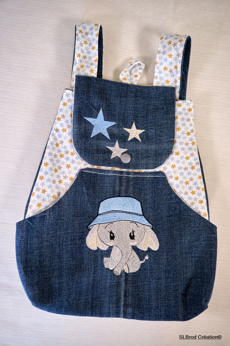 Mochila de criança bordada com chapéu azul, personalizável