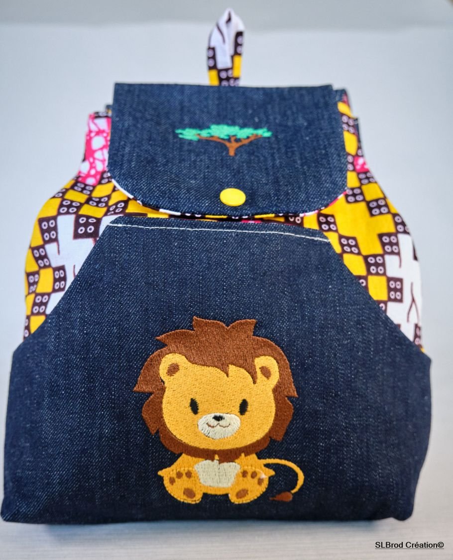 Mochila de criança bordada com leão e baobá para ser personalizada
