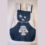 Mochila de criança bordada com chapéu azul, personalizável