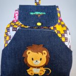 Mochila de criança bordada com leão e baobá para ser personalizada