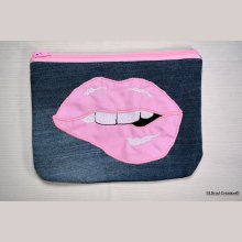 Caixa plana bordada com boca rosa